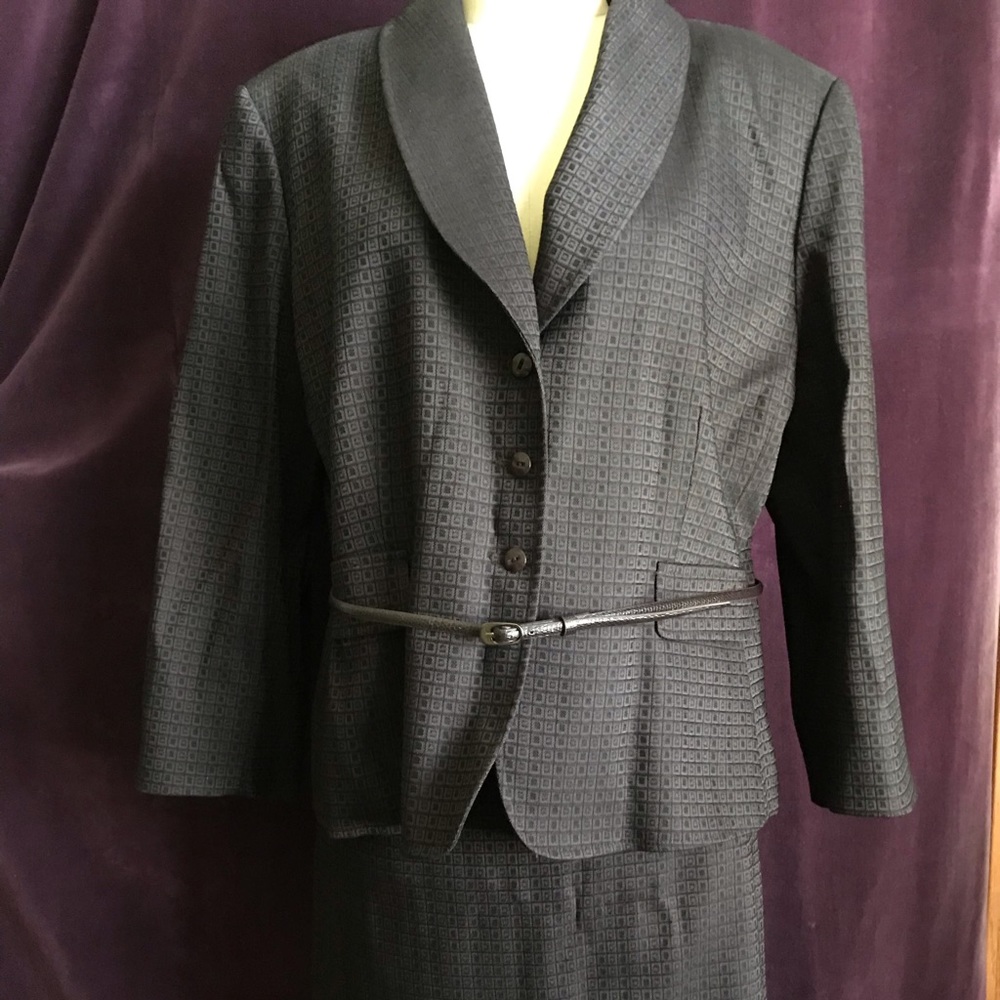 Tahari woman’s suit 18